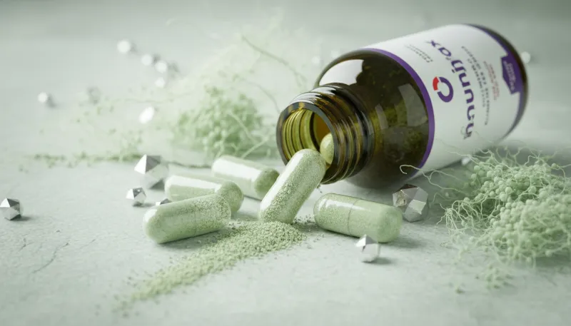 Cápsulas do Mounjax mostrando detalhes da composição natural.